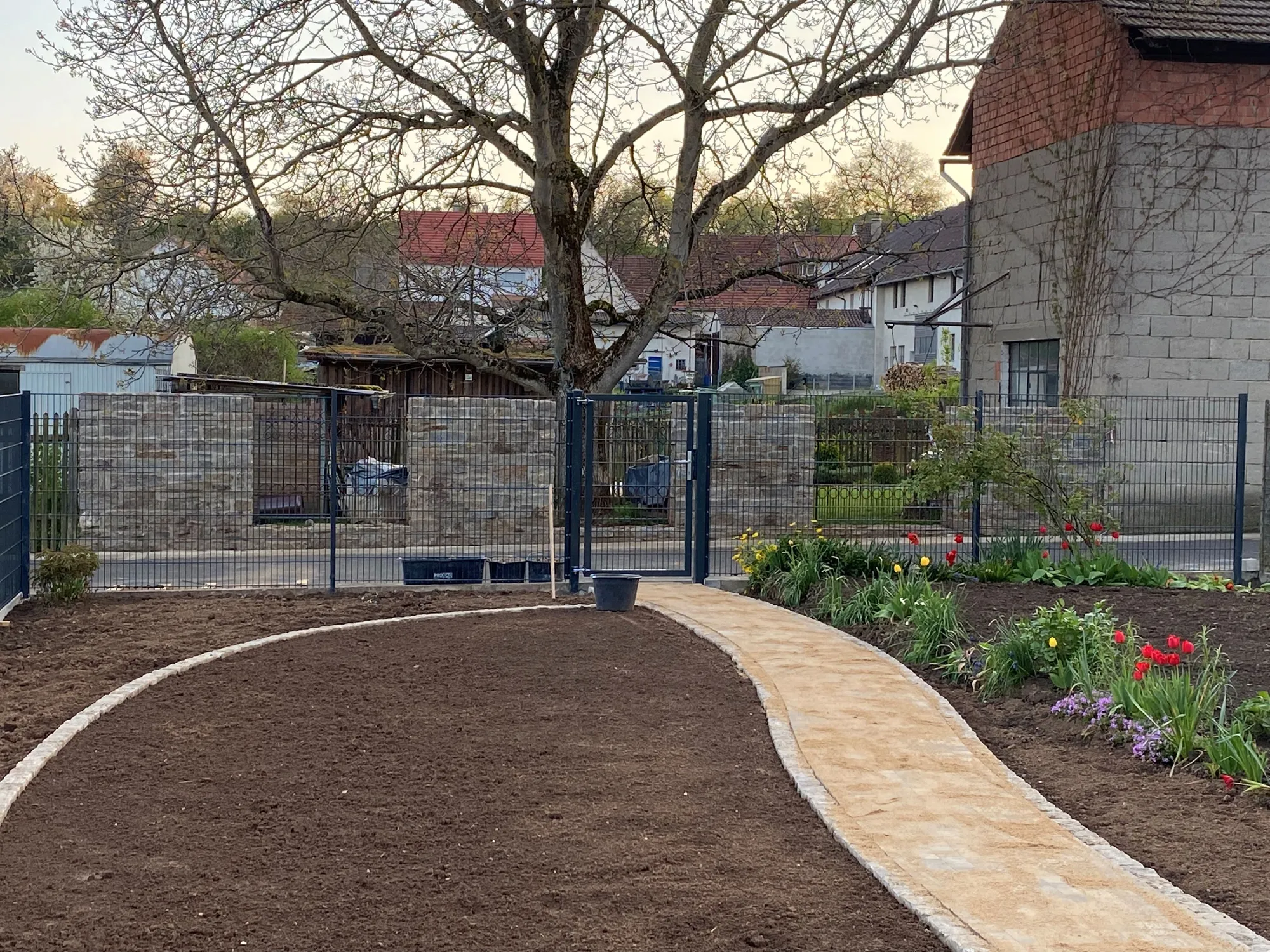 Gartenbau mit Wegen und Beeten – Zaunkönig Haydu