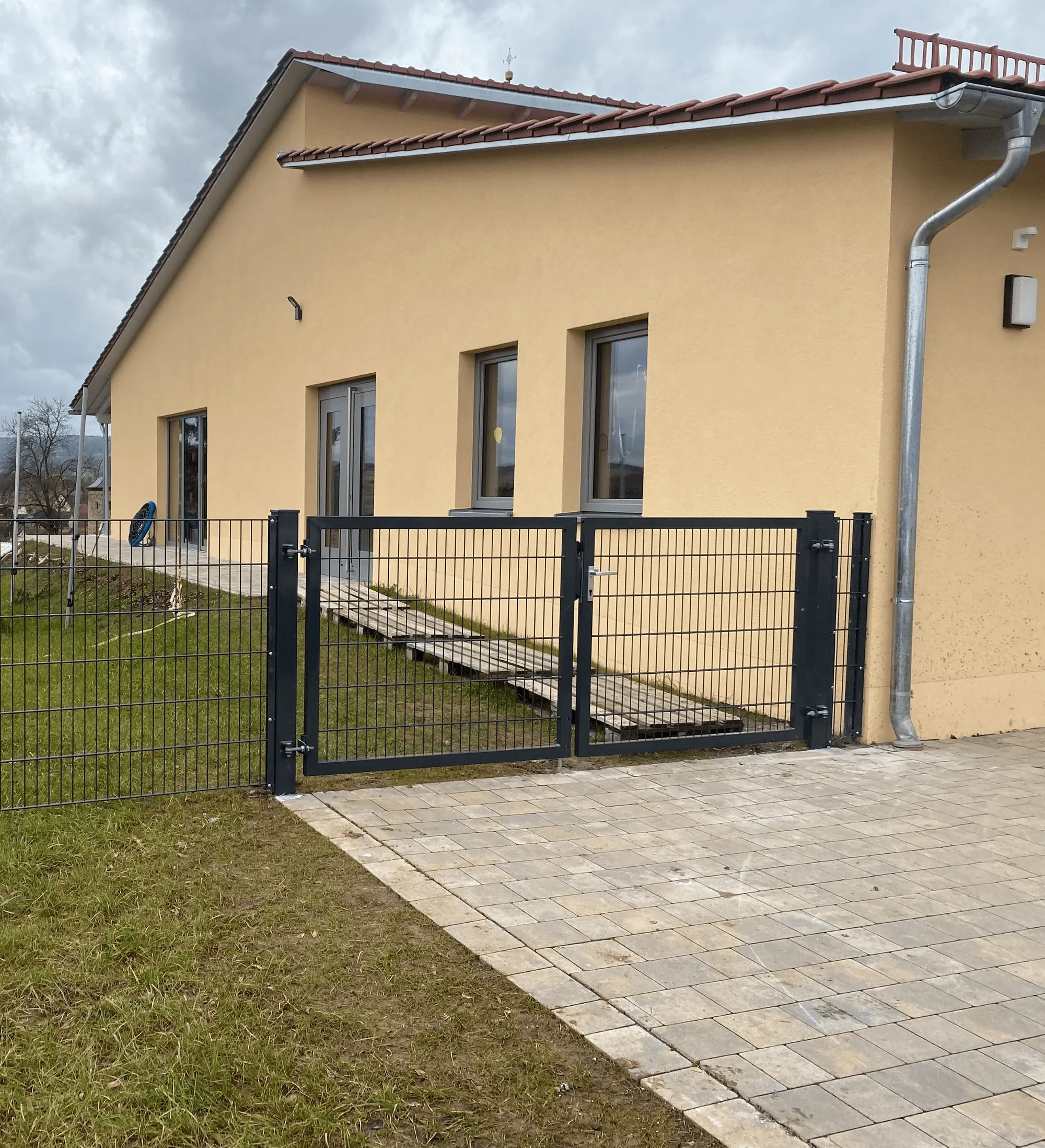 Toranlage mit Doppelflügeltor – Zaunkönig Haydu